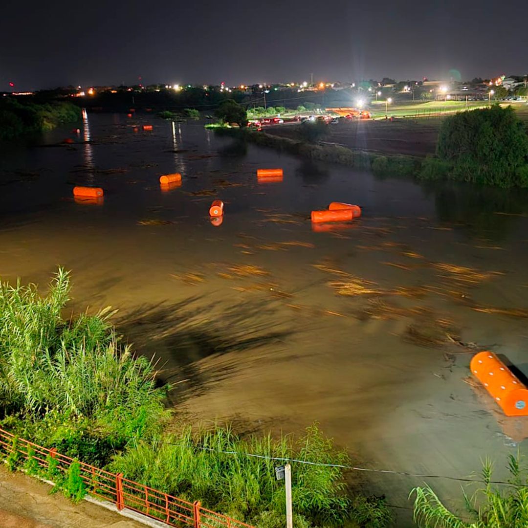 Cierran Puentes Internacionales por Boyas Arrastradas por el Río Bravo en Coahuila